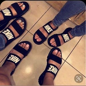 Black Nike tanjun Sandal